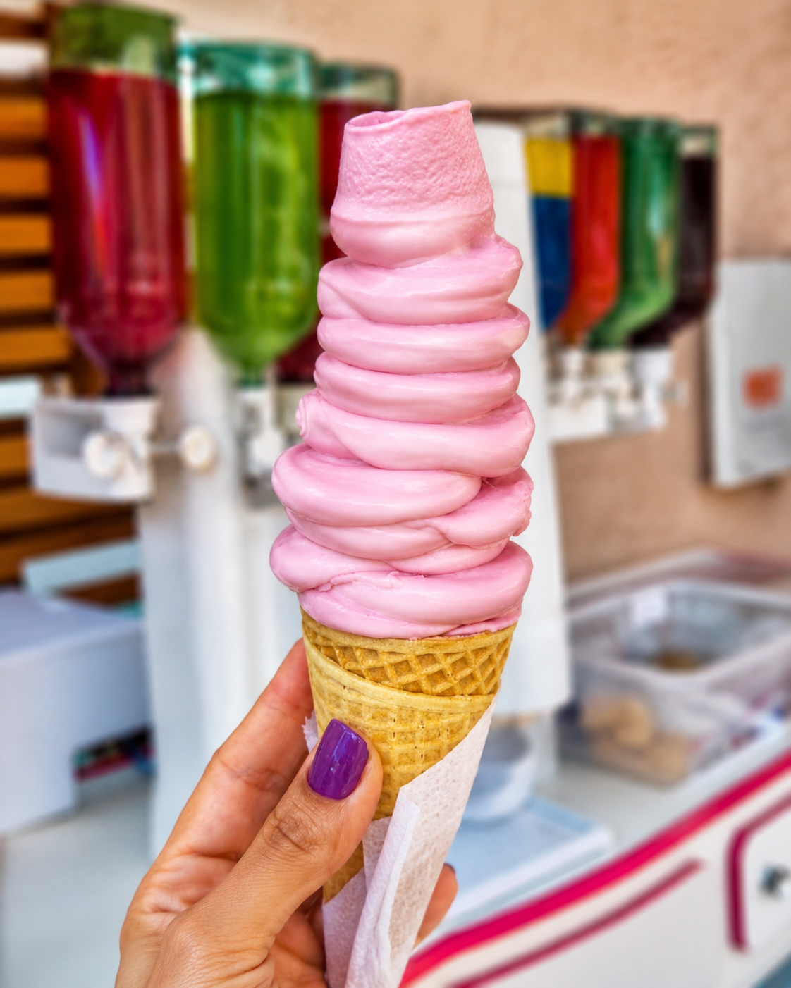 Sorvete americano cremoso rosa em casquinha