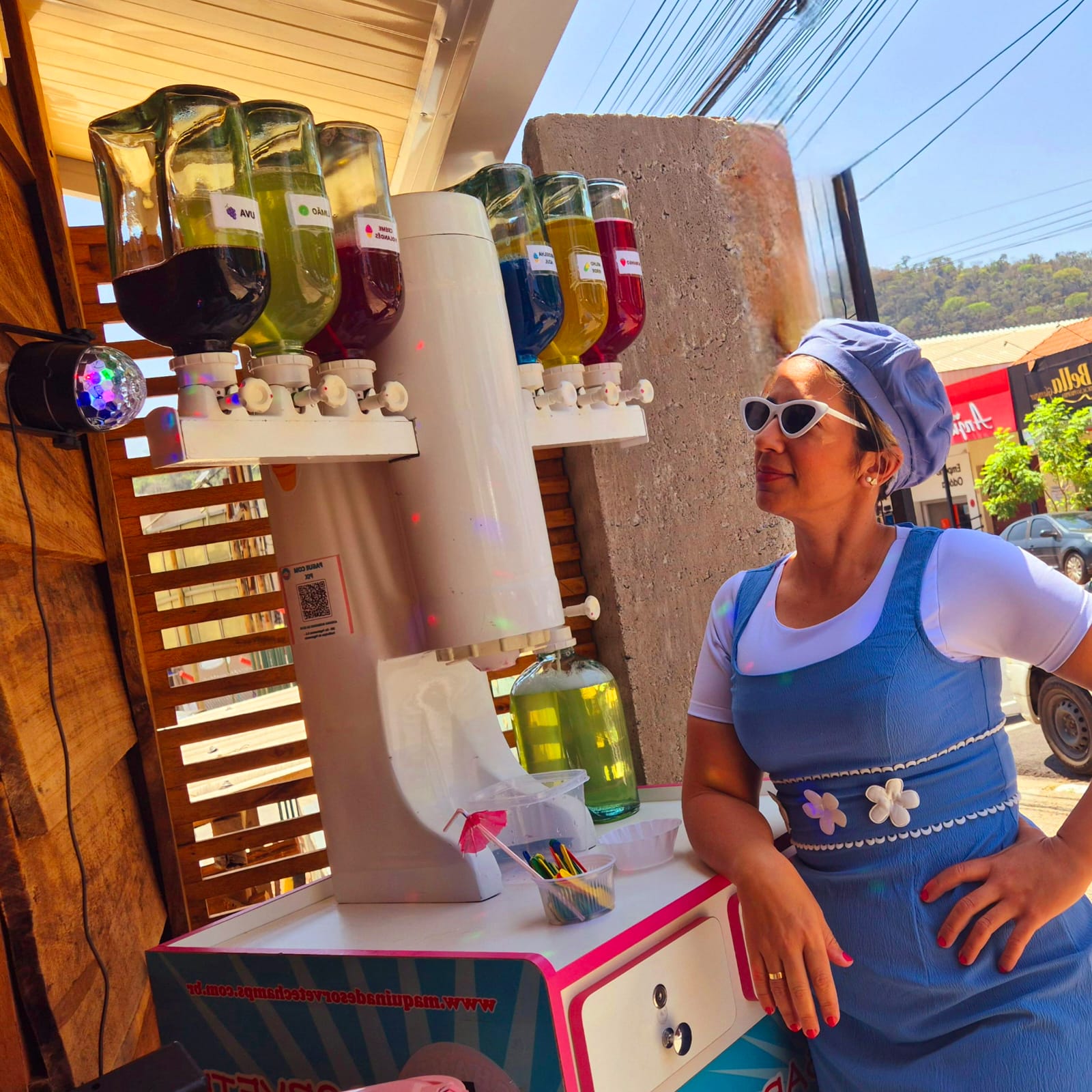 Máquina de sorvete americano com sabores coloridos em evento